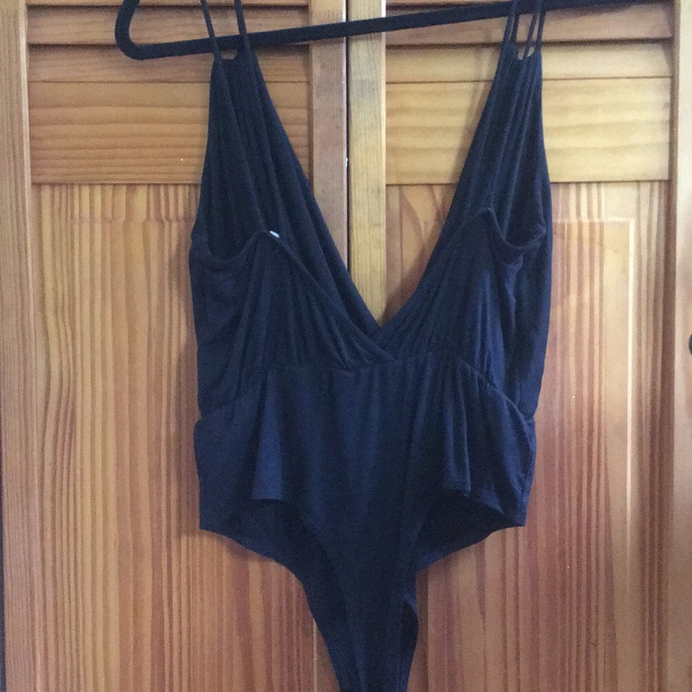 Soft deep plunge black body suit, double strap✨